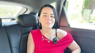 Rose, 20 Ans, Souffle Ses Bougies D'anniversaire