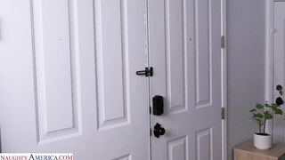 The beauty invited the black guy to her place to finally fuck him ????