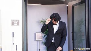 The guy met hotties at the airport and fucked them in a limo ????