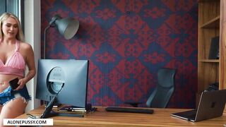 G Viewing-pleasure-with-a-plumber_720 - Sophie Reade