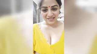 Instagram Influencer Vandana Pathak Live Showing Pink Bra Strap